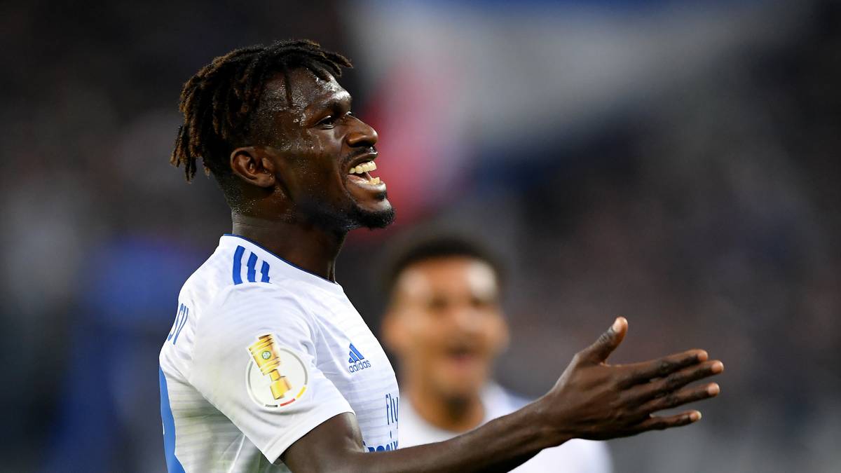 LINKSAUSSEN: Auf dem linken Flügel hat sich BAKERY JATTA (21) festgespielt, sodass TATSUYA ITO (22) muss erstmal mit der Backup-Rolle vorliebnehmen. Aber auch Comebacker JAIRO SAMPERIO (25) macht sich nach einem guten Vorbereitungsstart Hoffnungen auf Spielzeit