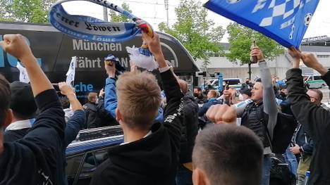 Wenn 1860 München und Bayern II aufeinandertreffen, ist München in Ekstase. Die Fans der Löwen machen vor Spielbeginn Richtung Stimmung im Stadionumfeld.