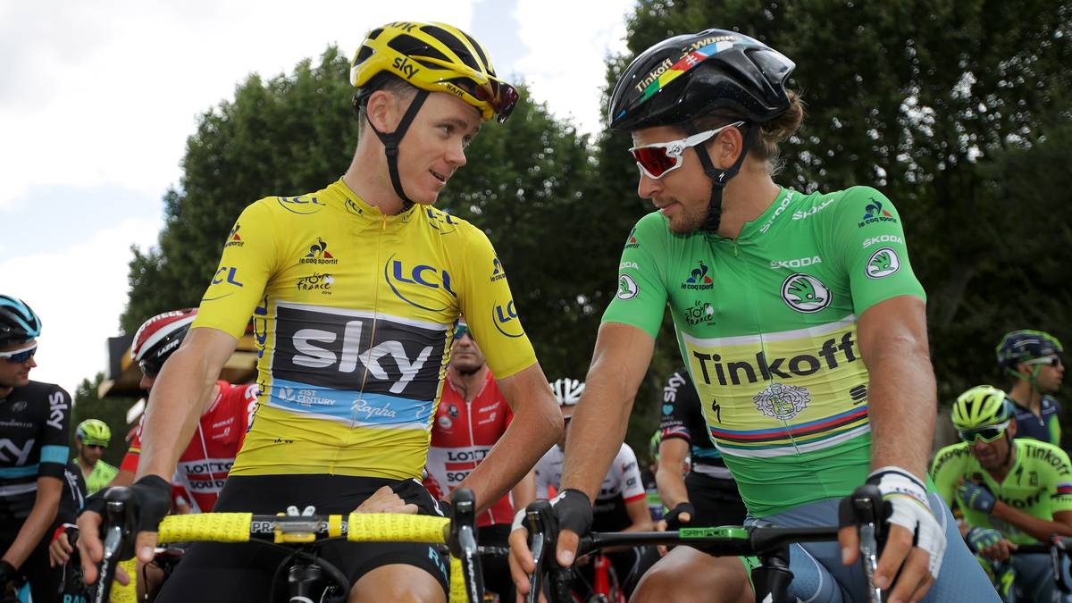 Spitzenreiter Christopher Froome und der Träger des Grünen Trikots Peter Sagan blicken sich vor dem Start  der 11. Etappe in Carcassonne tief in die Augen - ohne zu wissen, dass sie maßgeblich zur Geschichte des Teilstücks beitragen werden