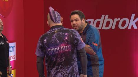 Peter Wright siegt ganz knapp gegen den doppelten Weltmeister Adrian Lewis. Der hat nach der Partie noch mächtig Diskussionsbedarf mit "Snakebite". 