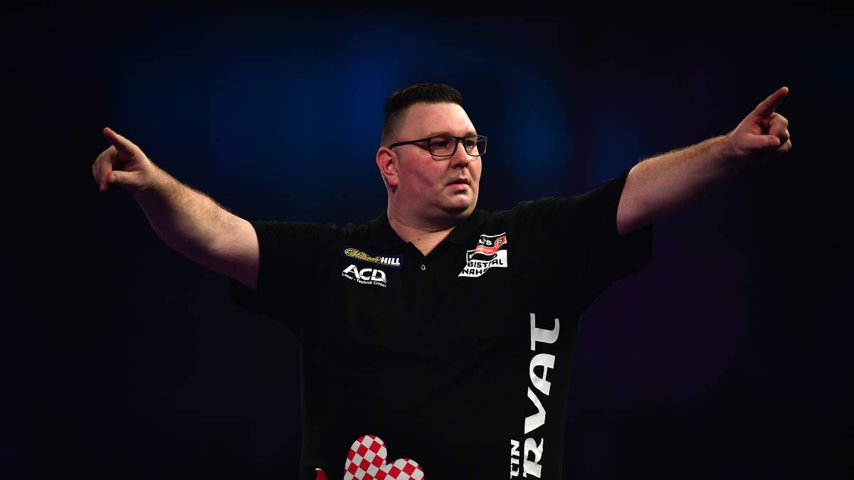 Zum Darts kam Horvat nur durch Zufall. 1998 wurde er in einer Kasseler Kneipe angequatscht, ob er nicht das Vierer-Team eines Liga-Spiels ergänzen wolle, da ein Mann fehlte. "Braco", so sein Spitzname - sagte zu und gewann alle vier Partien. Horvats Einlaufmusik ist "Highway to hell" von AC/DC