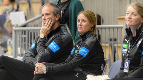 Trainer Henk Groener (l.), hier mit Co-Trainerin Debbie Klijn, wird beim EM-Auftakt nicht mit dabei sein