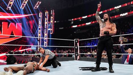 WWE Universal Champion Roman Reings (r.) zelebriert seinen Sieg bei WWE Raw