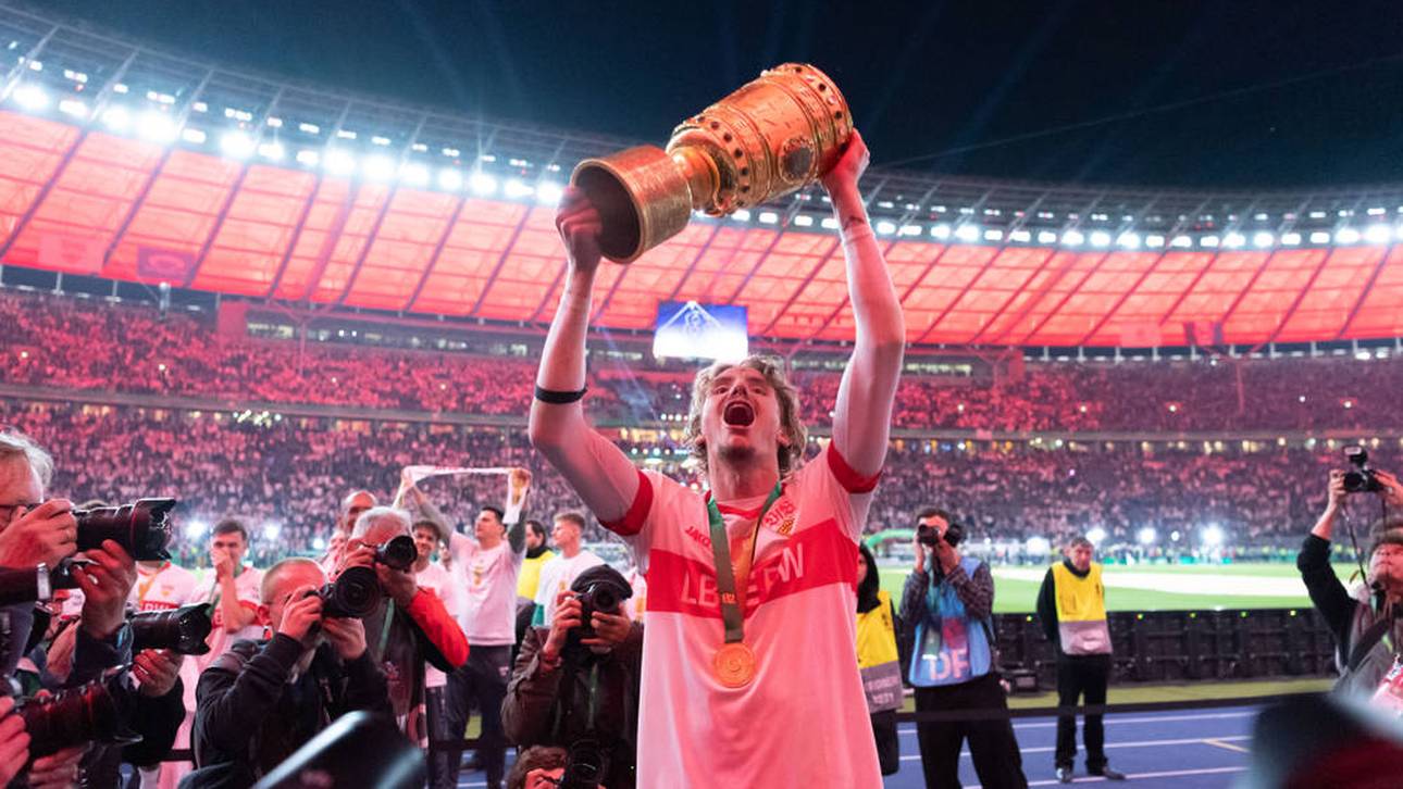 Nick Woltemade feiert den Pokalsieg mit dem VfB Stuttgart