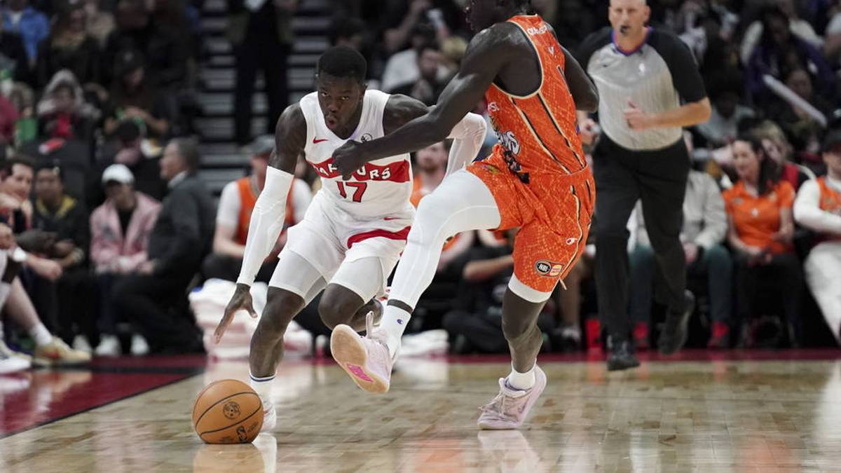 Bei den Kanadiern wird er nach dem Abgang von Fred VanVleet direkt in die Starting Five aufrücken und damit viel Verantwortung übernehmen. Zwar sind die Raptors kein Playoffanwärter, aber dass Schröder ein Team zum Erfolg führen kann, hat er mit dem DBB-Team eindrucksvoll unter Beweis gestellt.