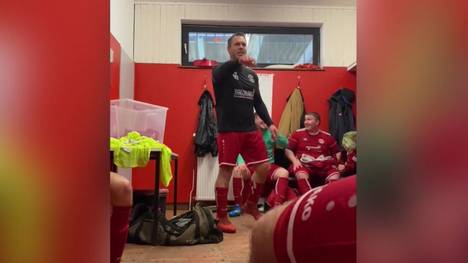 Der Spielertrainer des Kreisligisten SV 09 Scherpenseel-Grotenrath hat sich für seine abstiegsbedrohten Spieler eine ganz besondere Kabinenansprache ausgedacht.