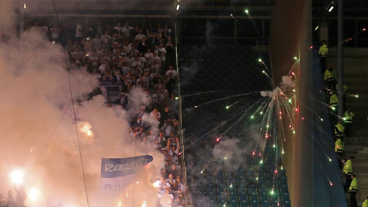 Problematischer wird die Lage durch die räumliche Nähe der beiden Blöcke, denn die Berliner reagierten auf die Provokation mit weiteren Böllern ihrerseits