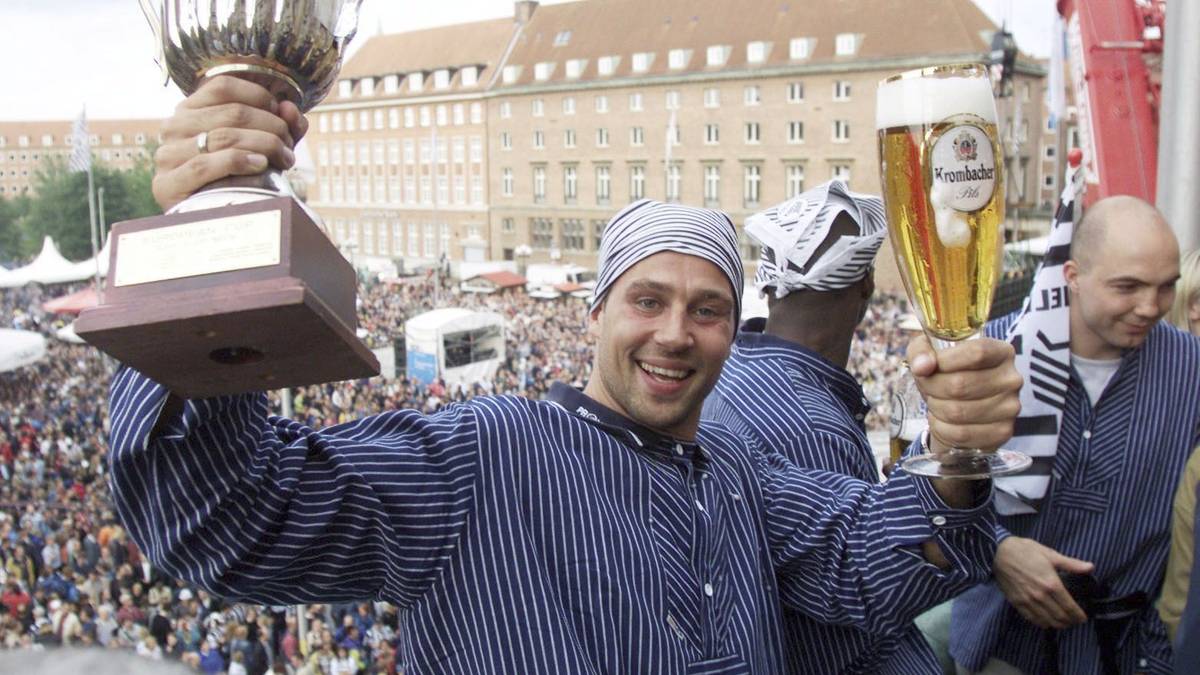 2002: Der Rekordmeister schlägt zurück! Morten Berre feiert nach einem dramatischen Meisterkampf standesgemäß auf dem Rathausbalkon und bringt auch den EHF-Pokal mit. Im knappen Rennen gegen die HSG Nordhorn (53:15) reicht den "Zebras" (54:14) am Ende ein mickriger Punkt mehr zum Titel. Der Dritte Lemgo (52:16) verpasst die Meistertrophäe auch nur hauchdünn
