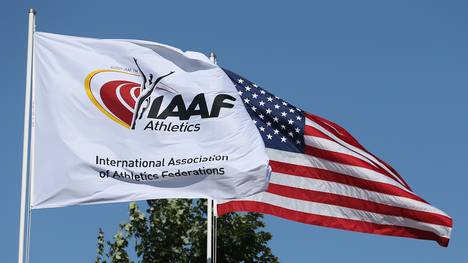 Die Flagge des Leichtathletik-Weltverband IAAF und der USA in Eugene