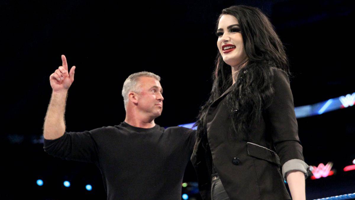 Nach ihrer aktiven Karriere blieb Paige den Fans zunächst als Show-General-Managerin der Dienstagssendung SmackDown Live erhalten - aus dieser Rolle wurde sie Ende 2018 nun aber auch entfernt. Sie bleibt aber bei WWE unter Vertrag und erfüllt repräsentative Aufgaben