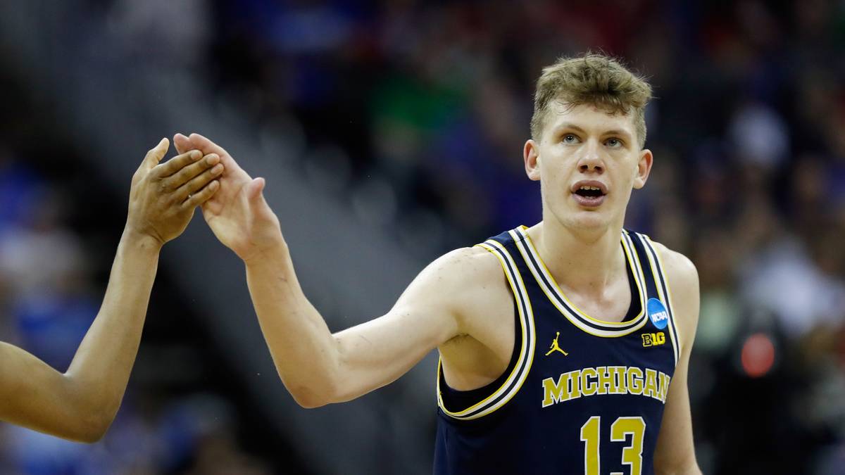 MORITZ WAGNER (Michigan): Im vergangenen Jahr trumpfte der Berliner bei March Madness groß auf, meldete sich aber vom NBA-Draft noch einmal ab. Der Big Man verbesserte sich 2017/18 als Schlüsselspieler der Wolverines auf 14,5 Punkte, 7,1 Rebounds und eine Dreierquote von fast 40 Prozent. Er könnte zwischen den Picks 15 und 30 von einem NBA-Team gewählt werden