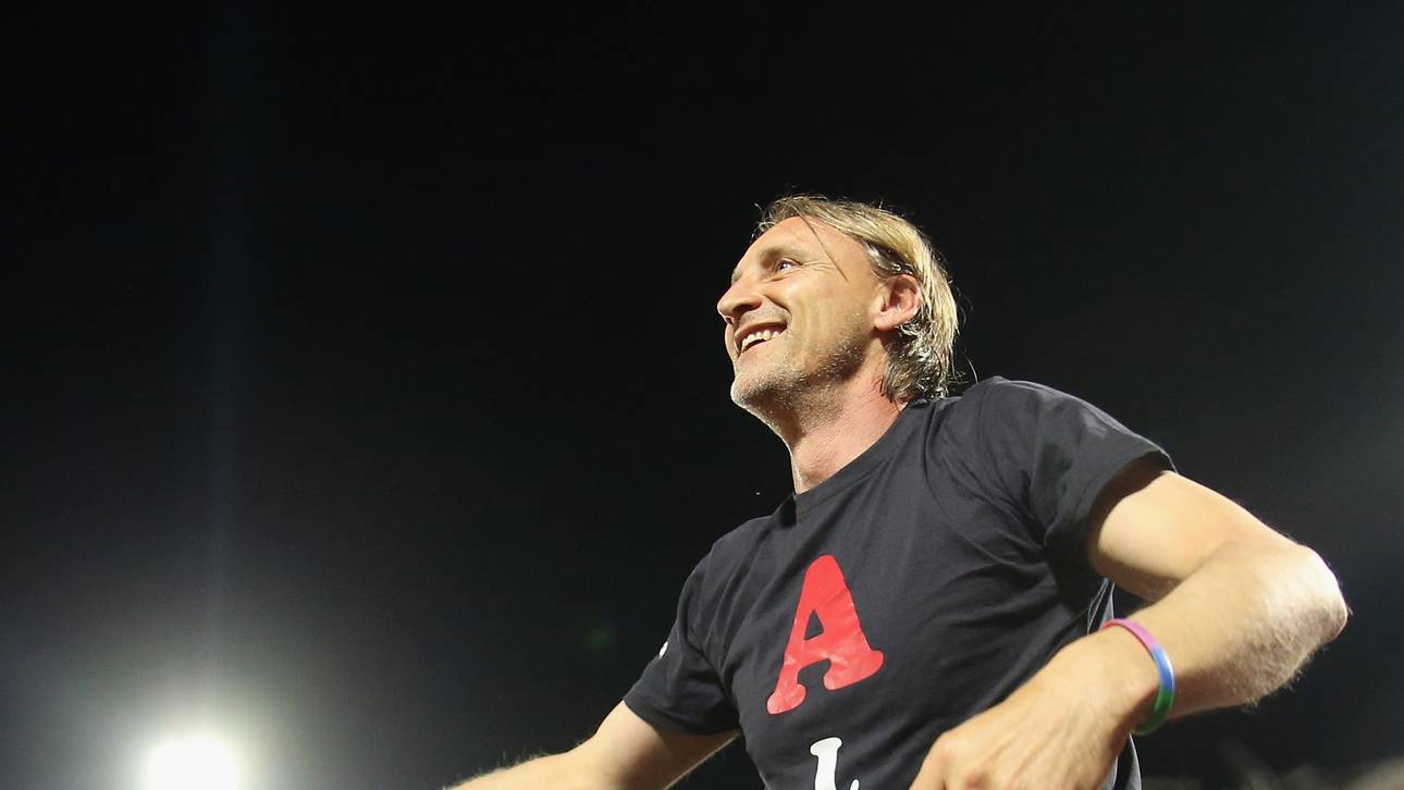 Crotone-Trainer mit rührender Geste