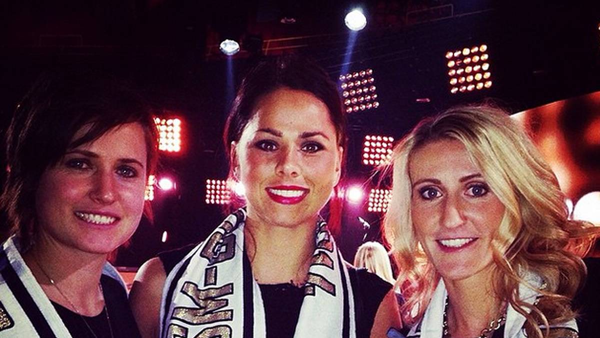 Mit ihren Team-Kolleginnen vom schwedischen Verein FC Rosengard wirft sich Mittag (r.) für einen Gala-Abend in Schale. Die kopfballstarke und torgefährliche Spielerin hat eine abgschlossene Ausbildung zur Sport- und Fitnesskauffrau