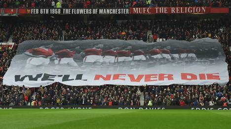 Die Fans von Manchester United zeigen gedenken am Samstag gegen Huddersfield Town mit einem Banner