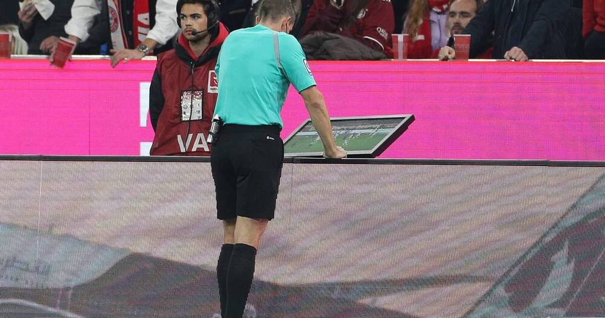  Foto zu Neue Elfmeter-Regel: Bundesliga-Fans befürchten längere VAR-Unterbrechungen 