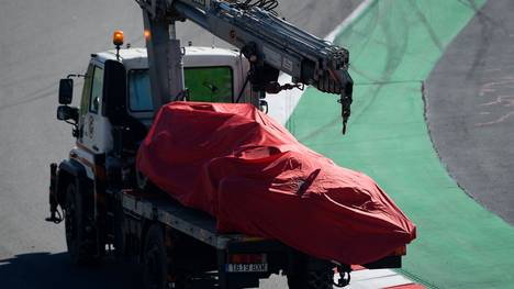 Formel 1: Bilder der Testfahrten in Barcelona: Der Bolide von Sebastian Vettel wird nach einem Crash abtransportiert