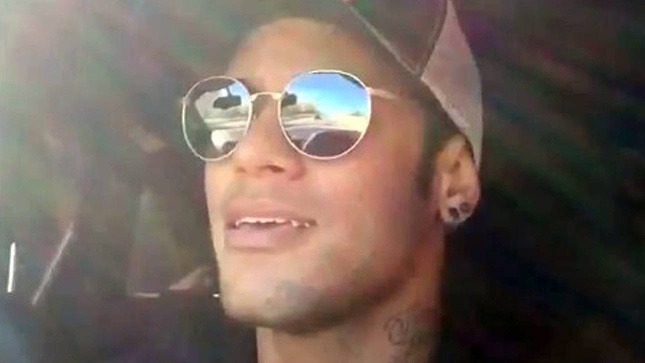 Neymar singt schief im Auto