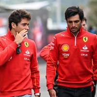 Ferrari-Pilot Carlos Sainz kassiert nachträglich eine Strafe. Der Spanier rutscht damit auf den fünften Platz zurück.