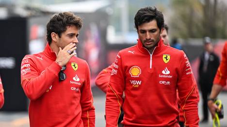 Carlos Sainz (r.) neben Charles Leclerc