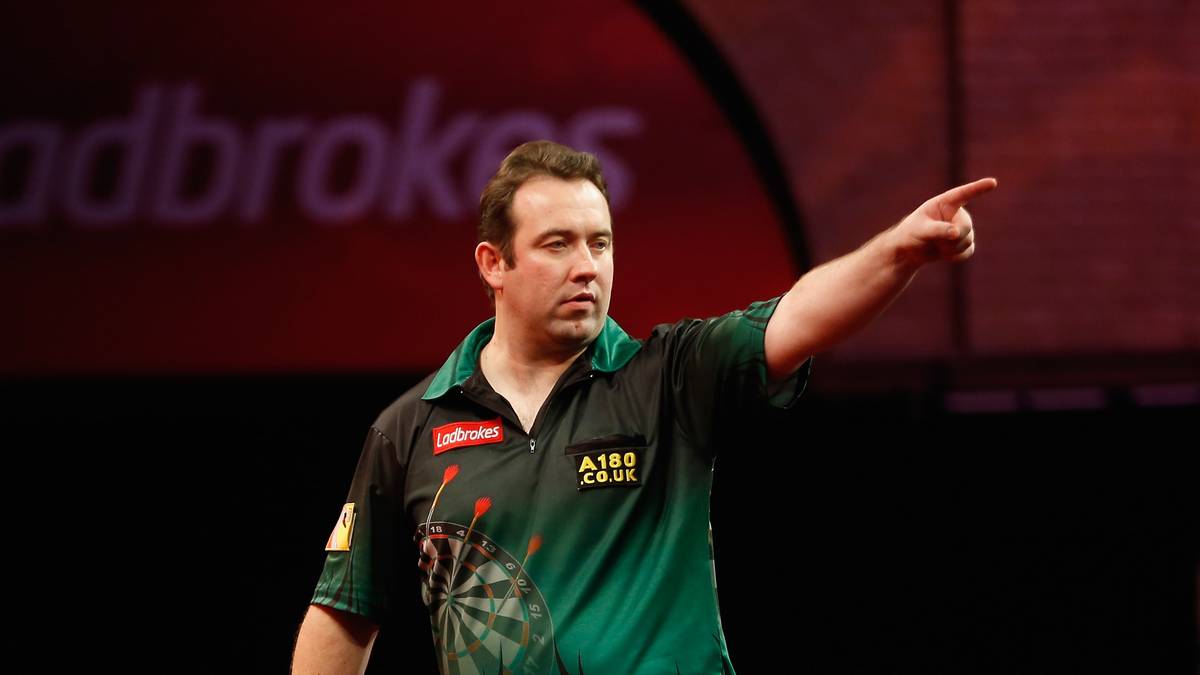 PLATZ 17: BRENDAN DOLAN vs. JAMES WADE (2011) - Das Halbfinale des World Grand Prix 2011 wird zur Geburtsstunde des "History Maker". Dem Nordiren Brendan Dolan gelingt als erstem Darts-Profi ein 9-Darter im Double-In-Double-Out-Modus. Das historische Match gegen Wade gewinnt Dolan auch klar mit 5:2, im Finale setzt es dann aber eine Pleite gegen Phil Taylor