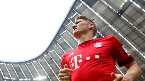 Bastian Schweinsteiger streift sich noch einmal das Trikot des FC Bayern über
