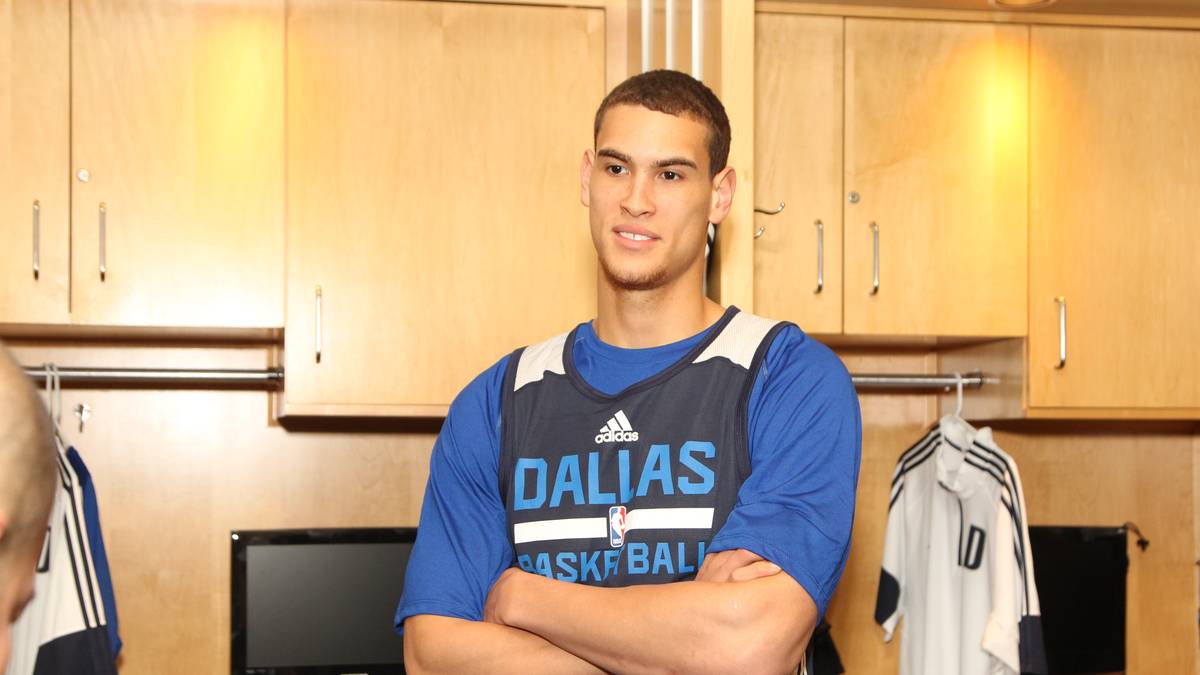 Dwight Powell (Power Forward) - Vertrag bis 2016 Team Option, Gehalt (15/16): 0,8 Millionen Dollar - Den Youngster ein Projekt zu nennen, trifft es wohl am besten. Ob Coach Carlisle Lust auf Projekte hat, kann getrost bezweifelt werden. Könnte seinen Platz aber unter einer Bedingung behalten: wenig bis kein Platz mehr unter dem Salary Cap