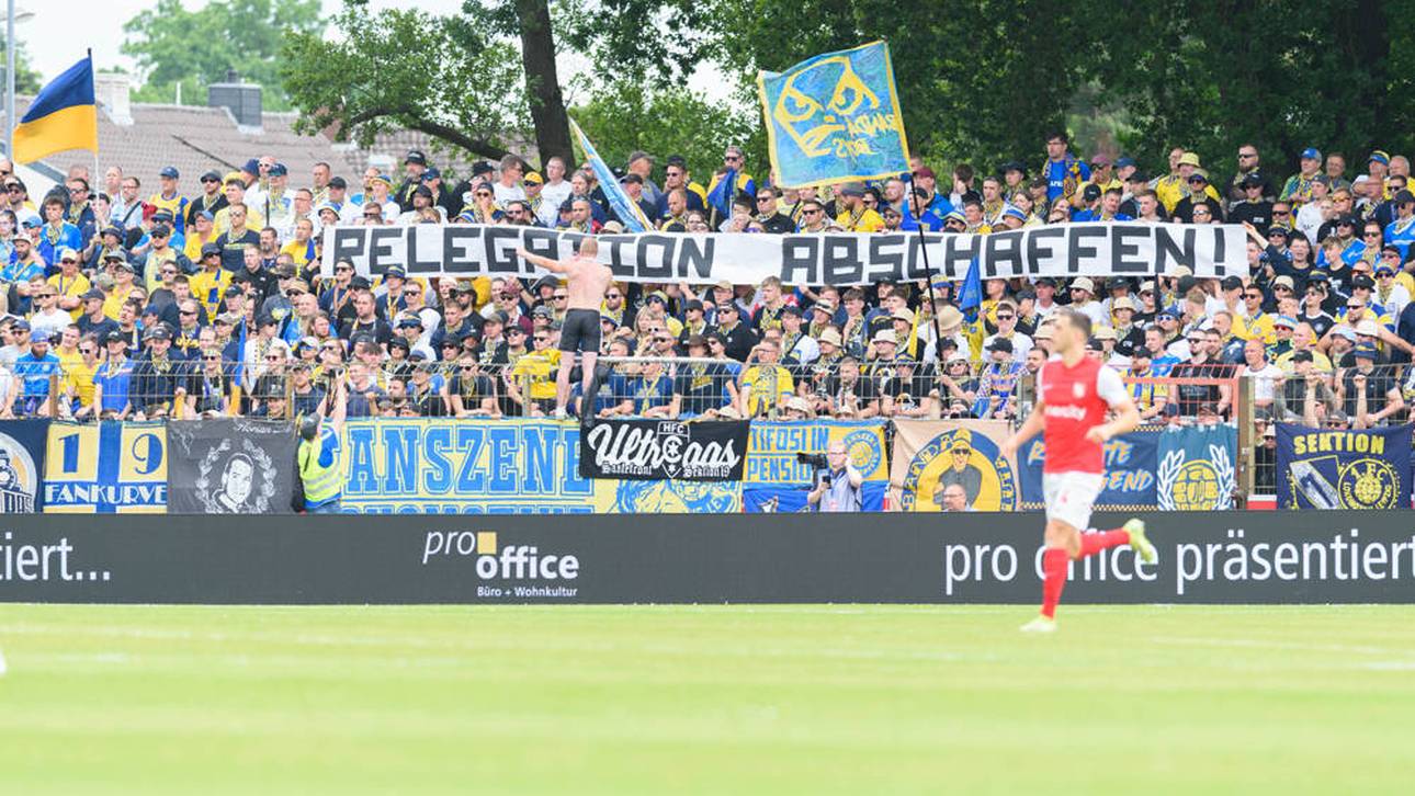 Fans von Lok Leipzig forderten im Juni die Abschaffung der Aufstiegsspiele