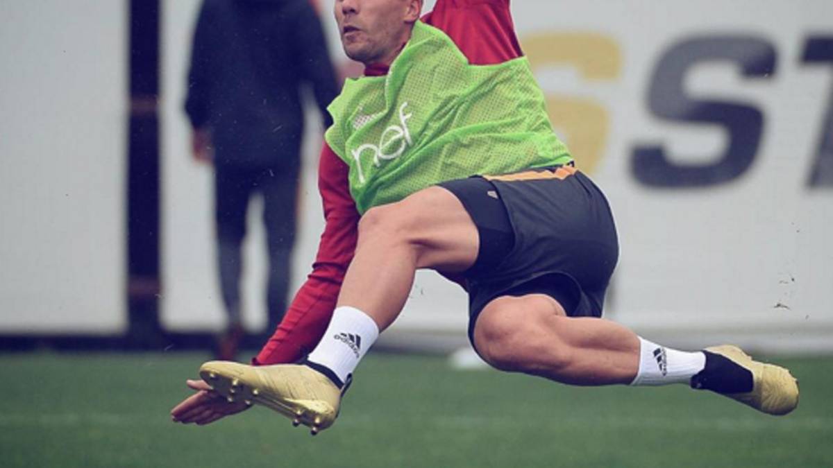 Ganz schön edel: Auch Weltmeister Lukas Podolski kickt jetzt in goldenen Schuhen. Da funktioniert der Seitfallzieher im Training von Galatasaray gleich viel besser
