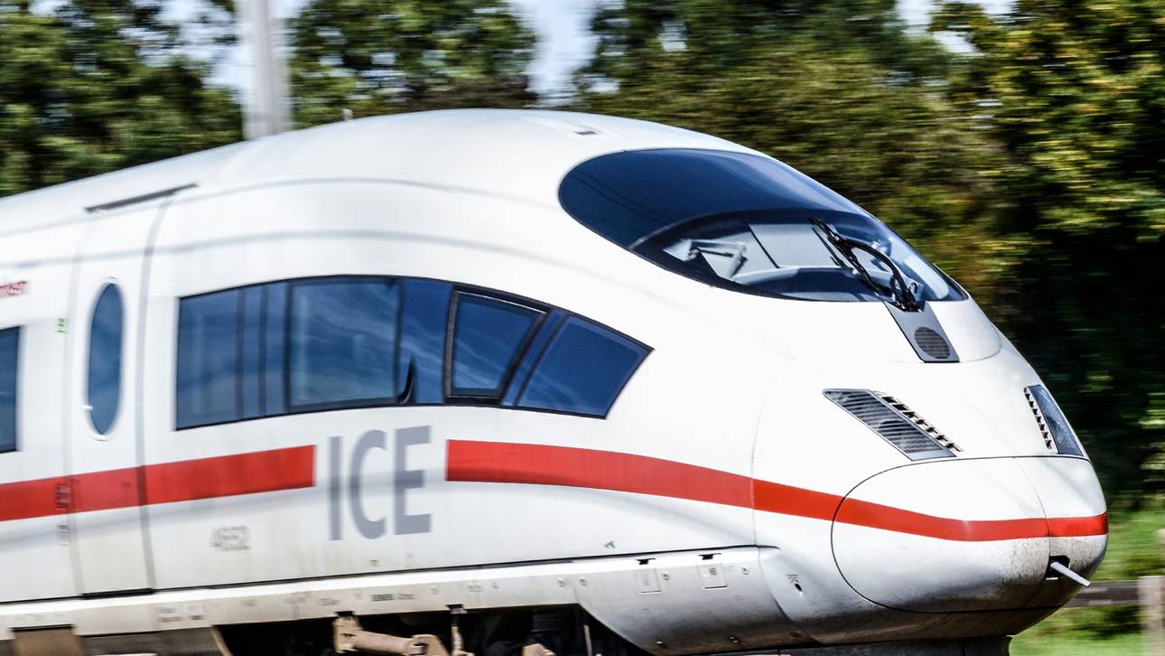 Bahn wirbt mit schwulem Fußballer