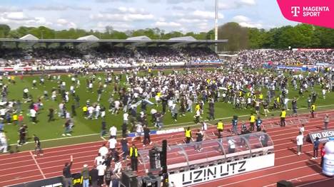 Der SSV Ulm schafft den Durchmarsch von der Regionalliga in die 2. Bundesliga. Nach dem Schlusspfiff gibt es kein Halten mehr, die Fans stürmen den Platz.
