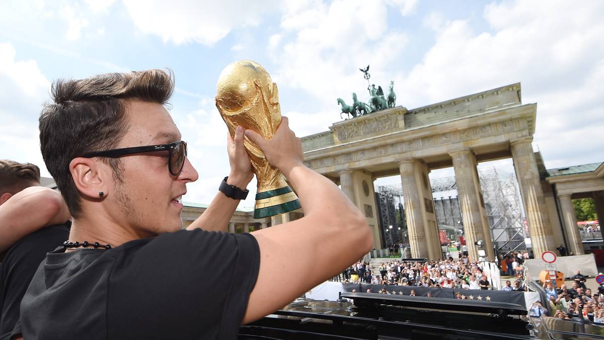MESUT ÖZIL: Der Mittelfeldspieler stand oftmals in der Kritik. Statistiken zeigen allerdings bemerkenswerte Werte. Aus der Nationalmannschaft trat er 2018 zurück. Ausschlaggebend war ein Foto mit dem türkischen Staatspräsidenten Recep Tyyip Erdogan - die Verbindungen bestehen bis heute.