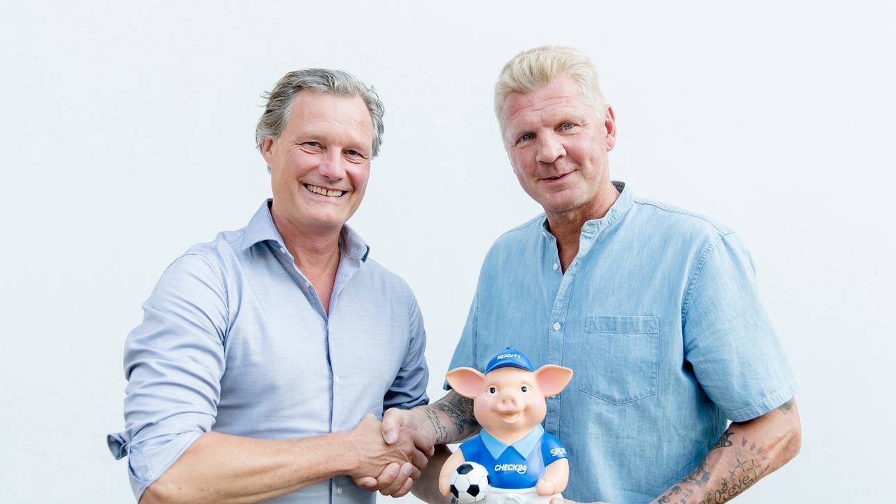 SPORT1-Chefredakteur Dirc Seemann (l.) begrüßt Stefan Effenberg als neuen Doppelpass-Experten