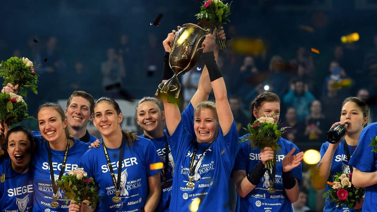 Jubel nach dem Finalsieg: Die Volleyballerinnen von Allianz MTV Stuttgart in Feierlaune