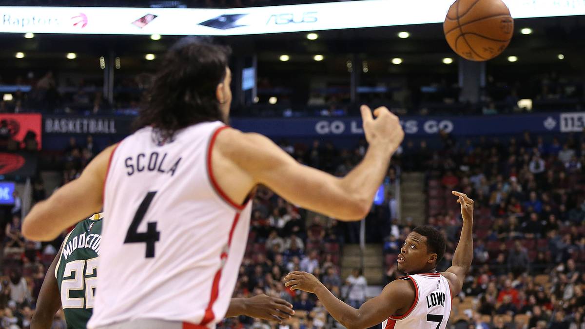 Der Pass auf Luis Scola zeigt. Kyle Lowry von den Toronto Raptors könnte auch im Zirkus auftreten
