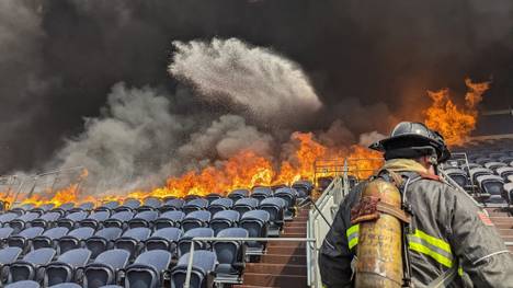 Im Football-Stadion in Denver brach am Donnerstag ein großes Feuer aus