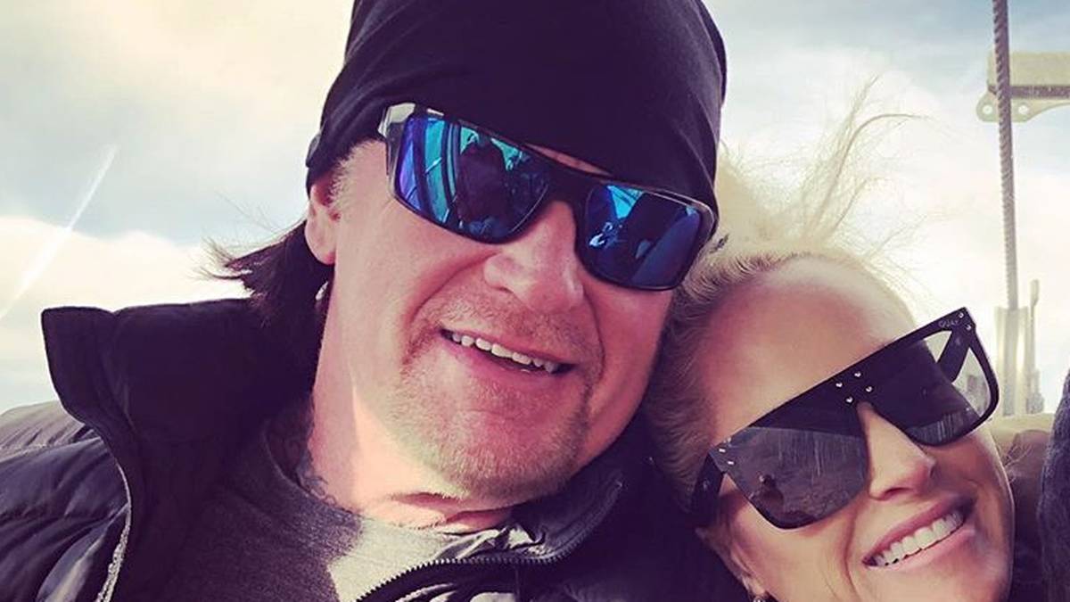 Ja, auch der legendäre UNDERTAKER hat ein Privatleben, er teilt es mit MICHELLE MCCOOL. Seit 2010 sind die beiden verheiratet, im Jahr darauf beendete McCool ihre Ringkarriere bei WWE