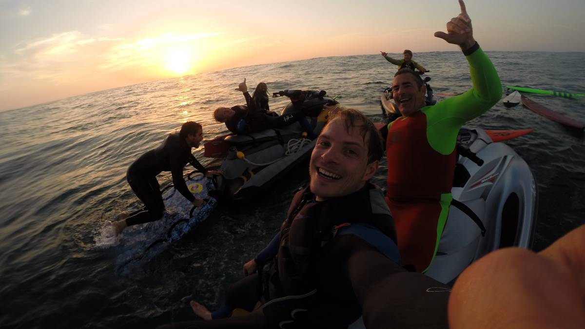 Der Zusammenhalt unter den Big-Wave-Surfern ist groß. Trotz aller lauernden Gefahren haben sie stets ihren Spaß.