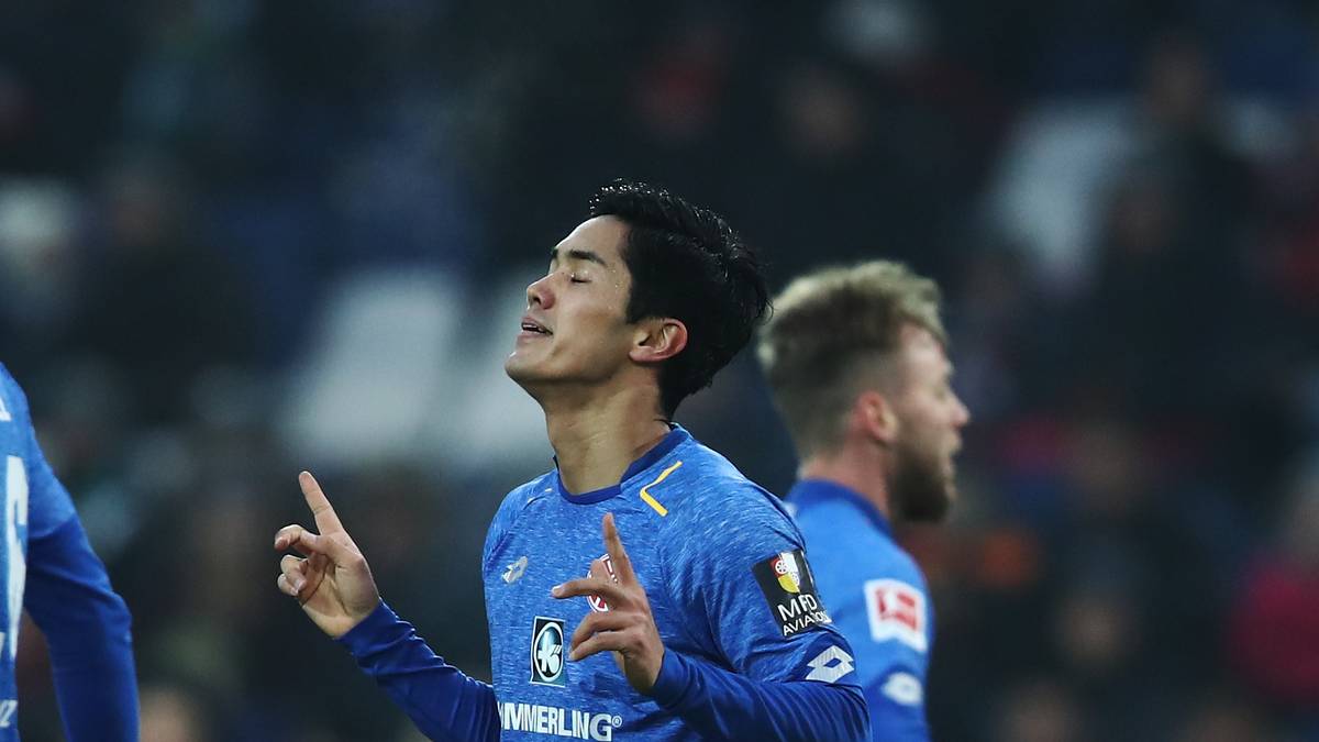 Nachdem das Spiel 25 Minuten lang keine großen Höhepunkte hat, geht es plötzlich richtig rund; Yoshinori Muto schießt die Mainzer in der 26. Minute in Führung...