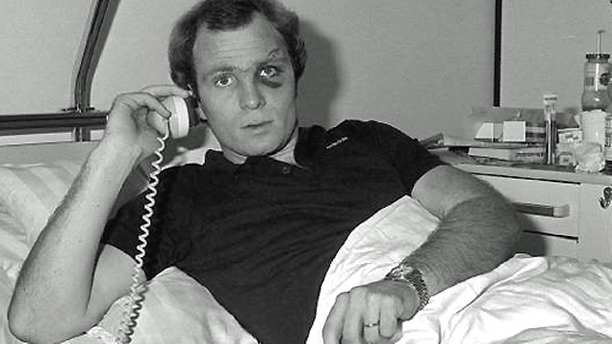 Vor Schicksalsschlägen ist Hoeneß nicht gefeit, hat aber Glück im Unglück: 1982 überlebt er als einziger Insasse den Absturz eines zweimotorigen Propeller-Flugzeuges. Ausbremsen lässt er sich dadurch nicht - noch im Krankenbett nimmt Hoeneß seine Tätigkeit wieder auf