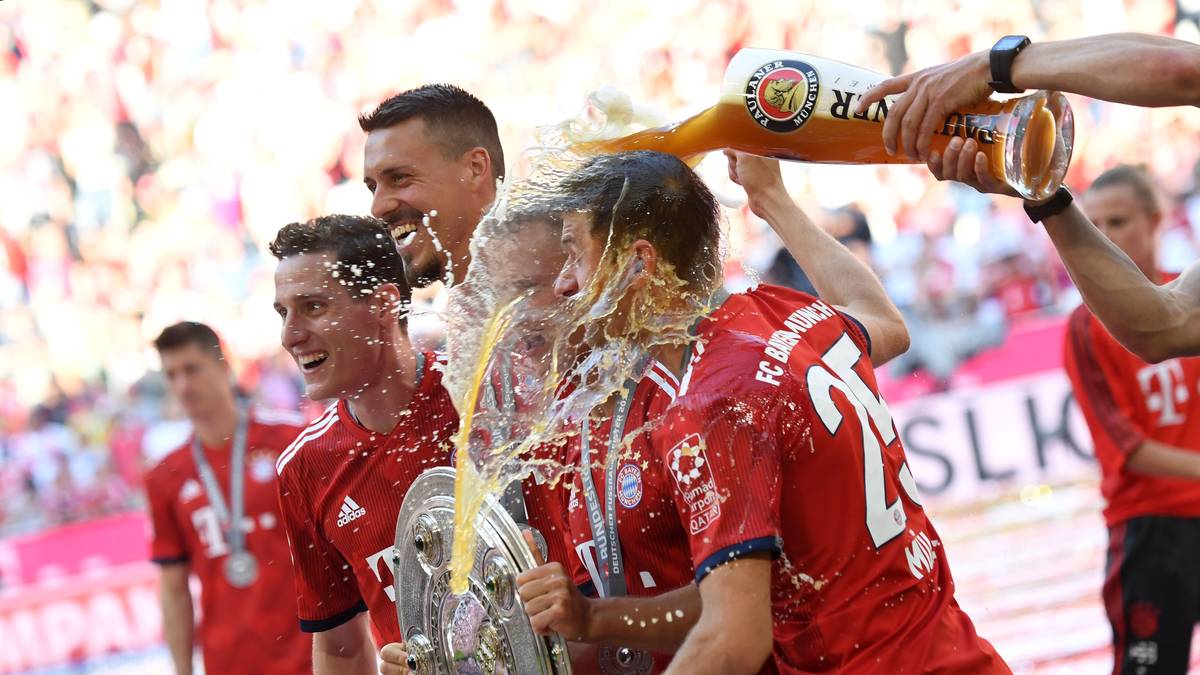 Am Nachmittag hieß es bereits Weißbier marsch! Die Bayern feiern trotz 1:4-Niederlage zum Saisonabschluss gegen Stuttgart ihre 28. Meisterschaft gebührend. Die obligatorischen Gerstensaft-Duschen dürfen natürlich nicht fehlen. SPORT1 zeigt die besten Bilder der Meisterfeier