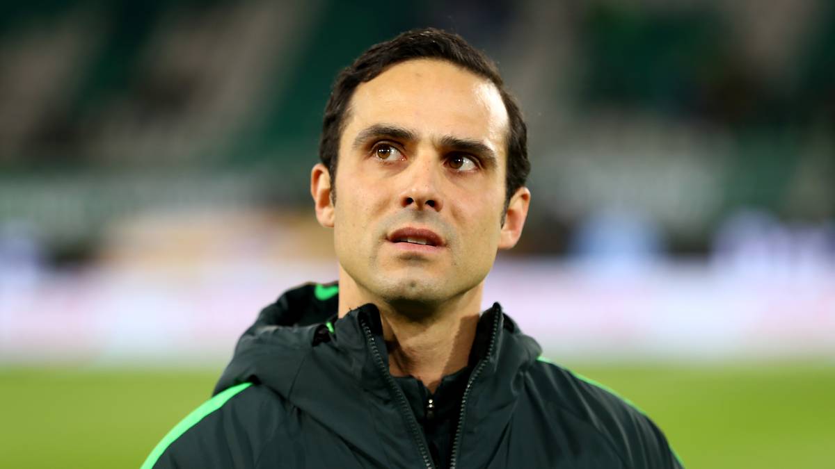 Auch Bremens Trainer Alexander Nouri wirkt vor dem Spiel angespannt