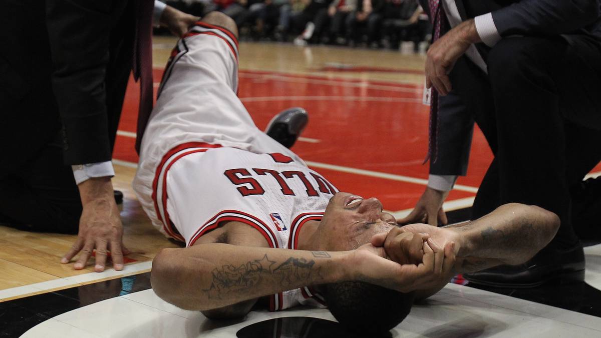 D-Rose machte nur 39 Spiele und riss sich im ersten Playoff-Spiel gegen die 76ers das linke Kreuzband - er war nie wieder derselbe. Erst 13/14 kam er zurück, erlitt im November einen Meniskusschaden rechts, ein Jahr später noch einmal, im April 2017 war der linke Meniskus dran. 18/19 spielte er zumindest eine tolle Saison in Minnesota
