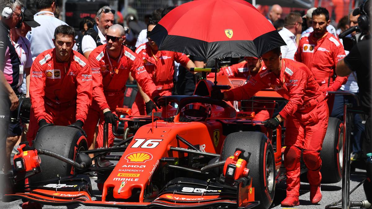 Dabei geht viel Zeit flöten. Die aufgezogenen harten Reifen funktionieren nicht wie gewünscht, der viermalige Weltmeister will einen weiteren Stopp einlegen. Die Strategen brauchen vier Runden, um darauf zu reagieren. Viel zu lange! Dadurch geht endgültig eine mögliche Podiumsplatzierung von Vettel verloren