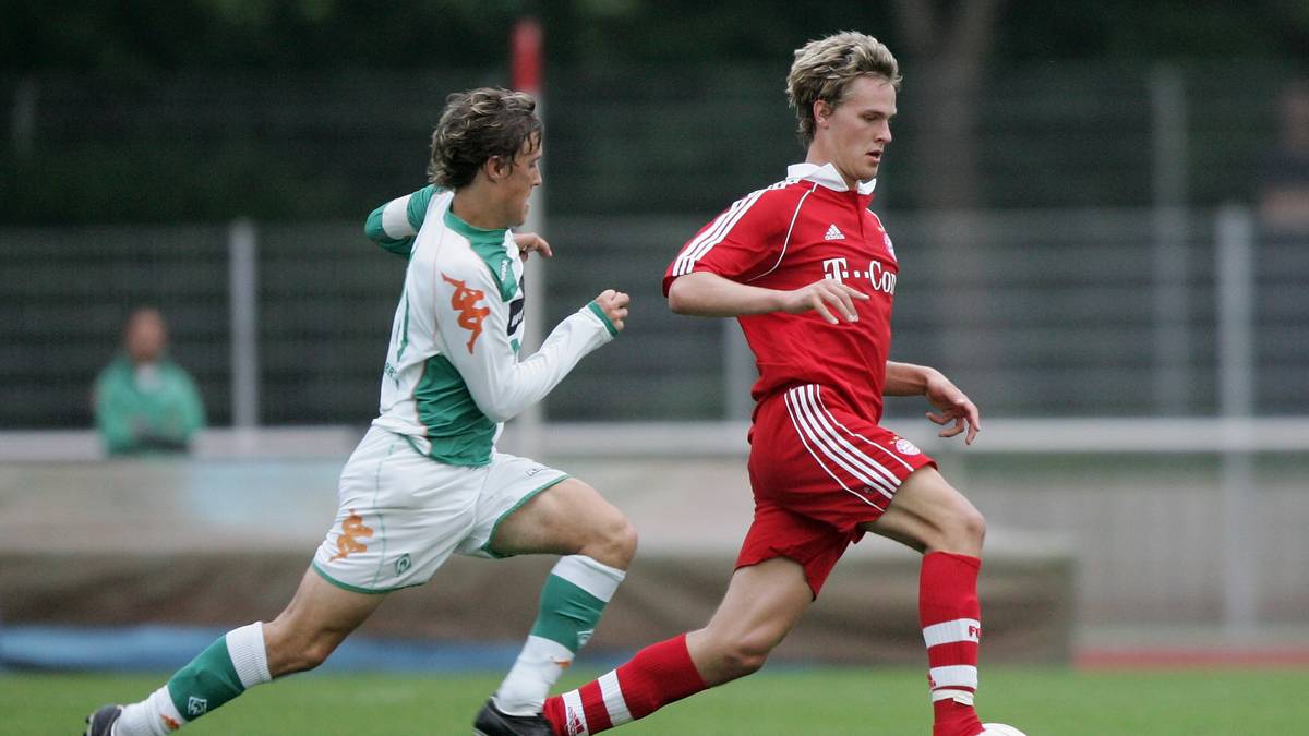2007: Auch ein Jahr später schaffen es die Junioren des Rekordmeisters ins Finale, nach dem Halbfinalsieg über Werder Bremen mit MAX KRUSE (l.). Bei den Bayern auf dem Feld stehen neben SEBASTIAN LANGKAMP (r.) unter anderem Toni Kroos, Thomas Müller und Holger Badstuber