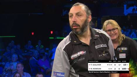 Mit Trina Gulliver scheitert auch die dritte Frau beim World Seniors Darts Masters. Richie Howson zieht sogar das 160er- Finish. 