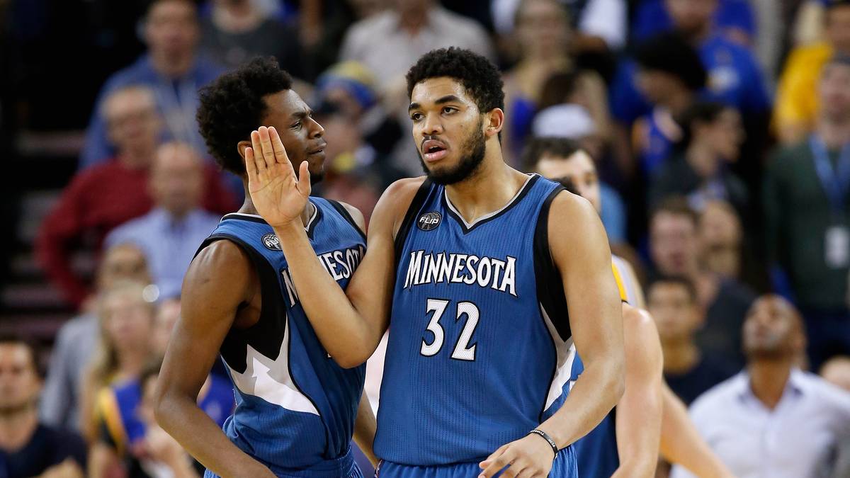 Nirgendwo anders sieht die Zukunft so rosig aus wie in Minnesota. Ricky Rubio (25 Jahre), Zach LaVine (21), Andrew Wiggins (21, l.), Karl-Anthony Towns (20, r.) und Gorgui Dieng (26) - so könnte die ultra talentierte Starting Five der Timberwolves unter dem neuen Coach Tom Thibodeau aussehen. Die Playoffs sind in Reichweite, könnten aber noch ein Jahr zu früh kommen