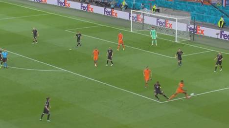 Die Niederlande schlagen Österreich und erreichen als dritte Mannschaft das EM-Achtelfinale. David Alaba verursacht einen Elfmeter.