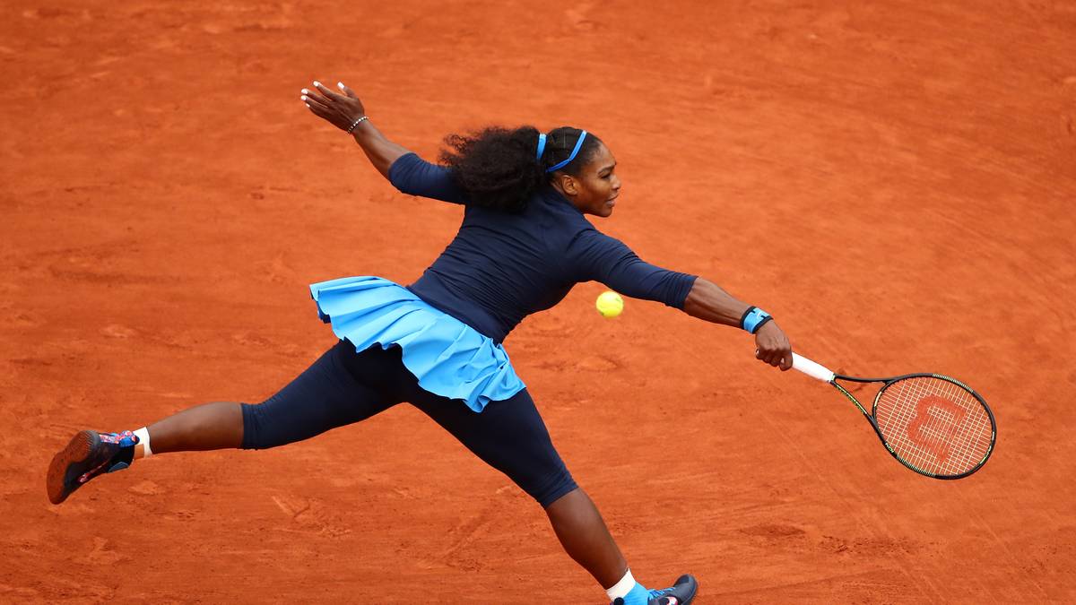 ... die ewige Serena Williams. Allerdings sind beide Sätze eng. Die Nummer Eins der Welt muss im Tiebreak sogar Satzbälle abwehren