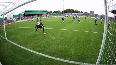 Regionalligist VfB Lübeck hat in der 1. Runde des DFB-Pokals Lokalrivale Hansa Rostock ausgeschaltet. Ein Traumtor kurz vor Schluss ließ das Stadion kochen.