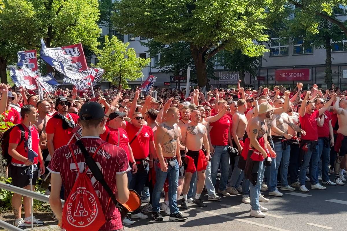 Berlin ist Rot! Bayern-Fans nehmen Hauptstadt ein